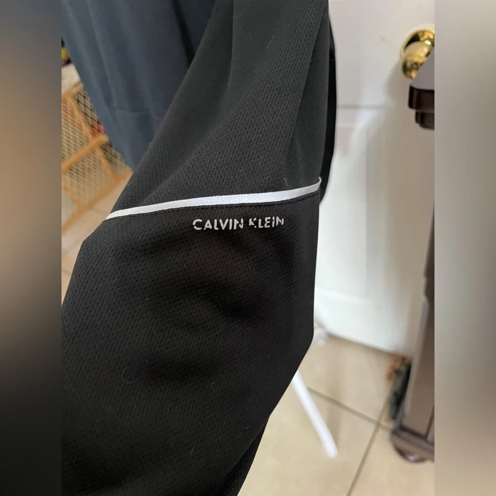 (T) Calvin Klein Black and white hoodie with mesh lining